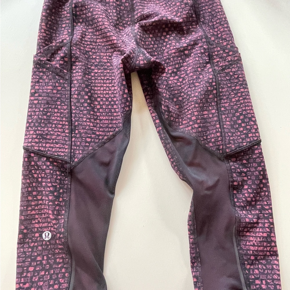 Lululemon red/black printed 19” leggings with pockets great condition no flaws